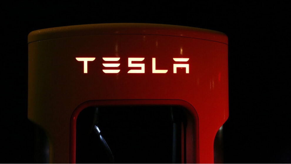 Tesla Inc. Stock Rises, Outperforming the Market Amidst Mixed Analyst Ratings